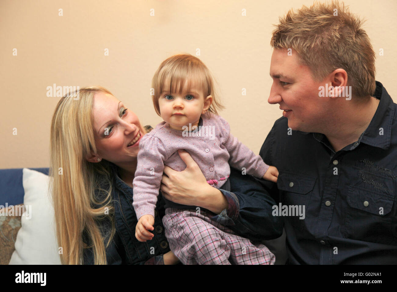 junge Familie mit Kind zuhause-young family at home with child Stock Photo