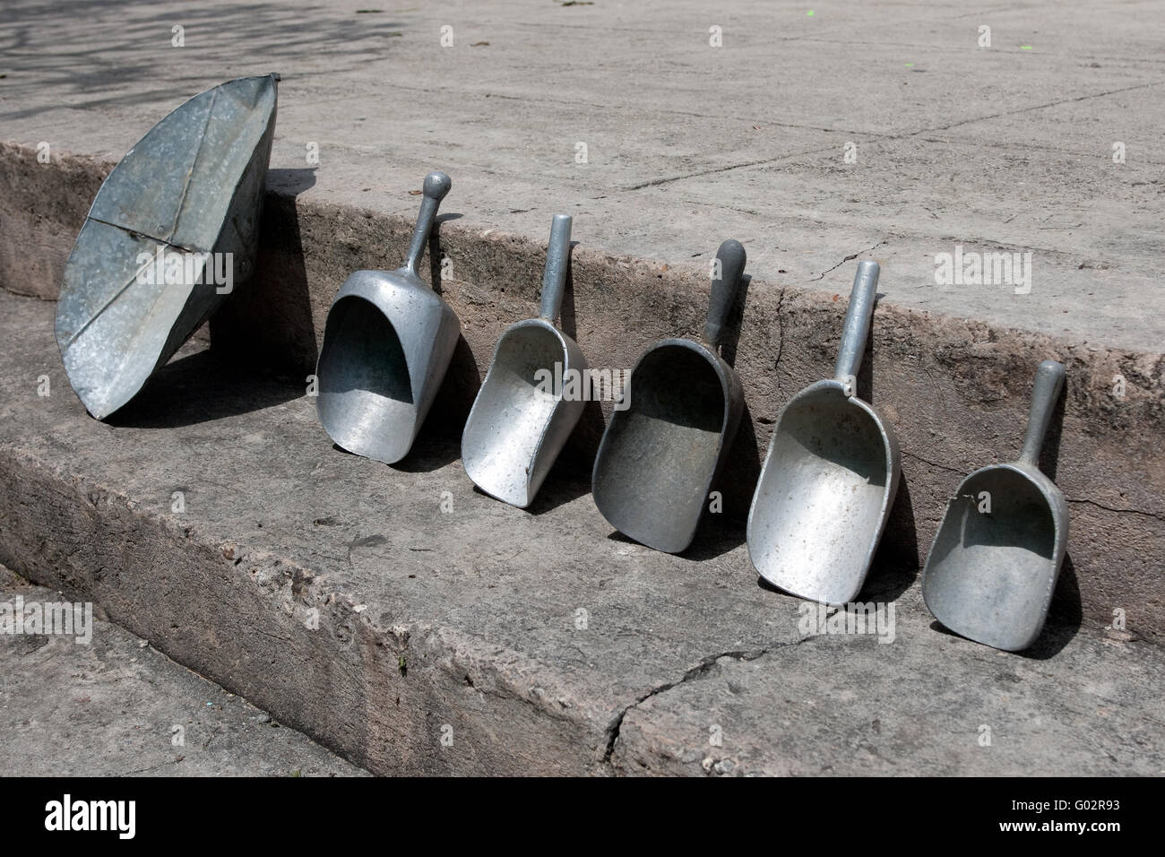 Old rusty shovels hi-res stock photography and images - Alamy