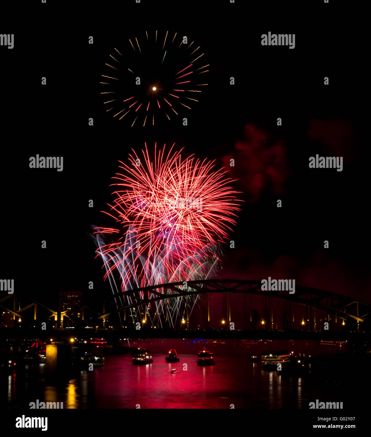 Firework reflection river hi-res stock photography and images - Alamy