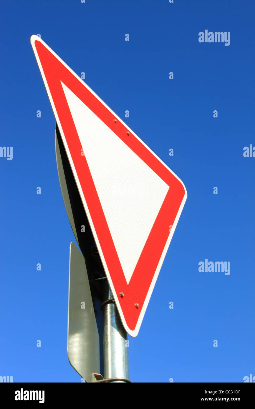 Give Way Sign-vorfahrt Achten Stock Photo - Alamy