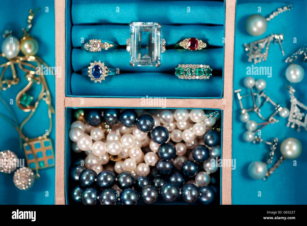 Emerald Jewelry High Resolution Stock Photography and Images - Alamy