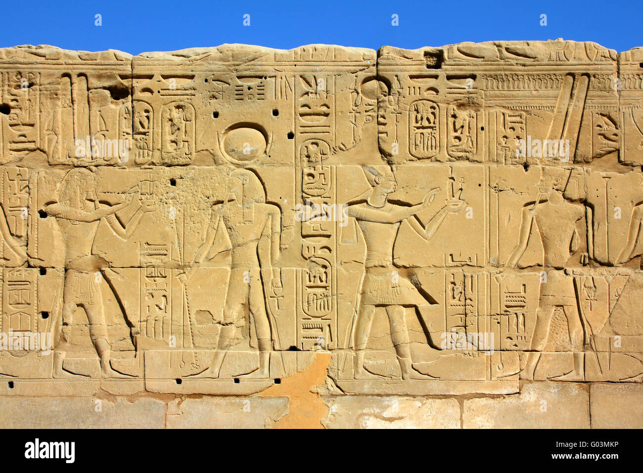 wall with ancient egypt images and hieroglyphics Stock Photo - Alamy
