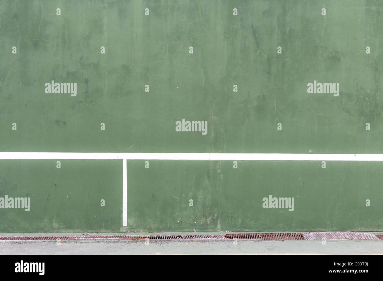 tennis knock board, green concrete wall with net line for training Stock Photo