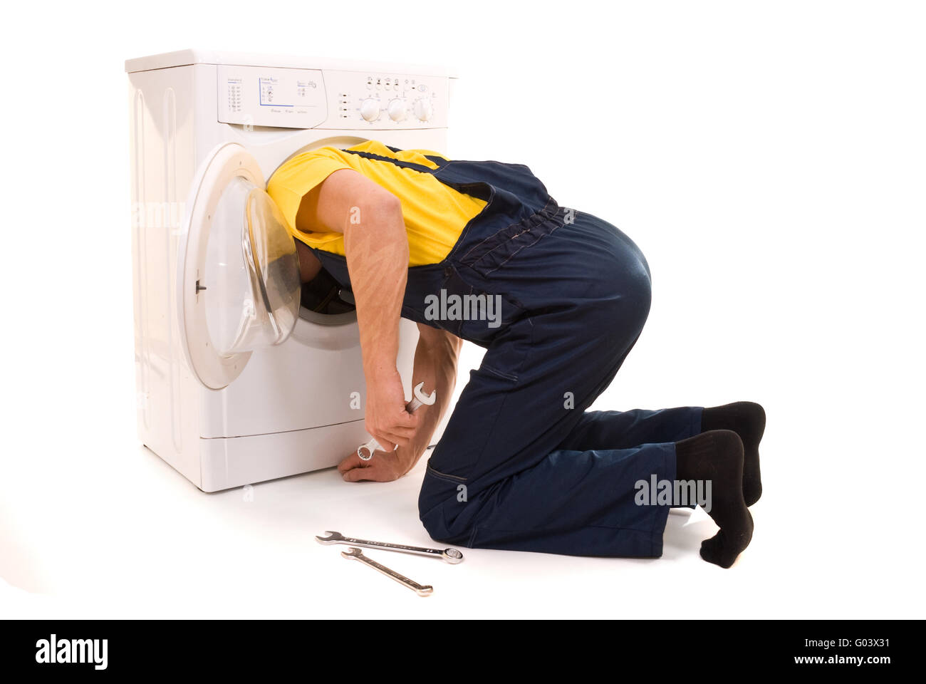 Сломалась стиральная машина. Поломки стиральных машин. Lndeslт. Как открыть сломанную стиральную машину. Мастер стиральных машин.