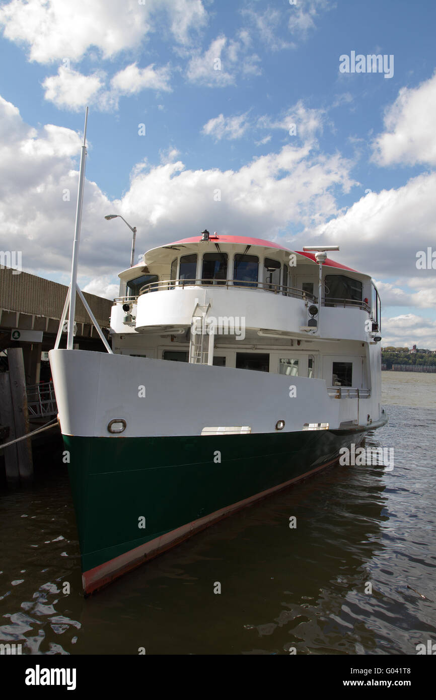 Waves wake tourist boat hi-res stock photography and images - Alamy