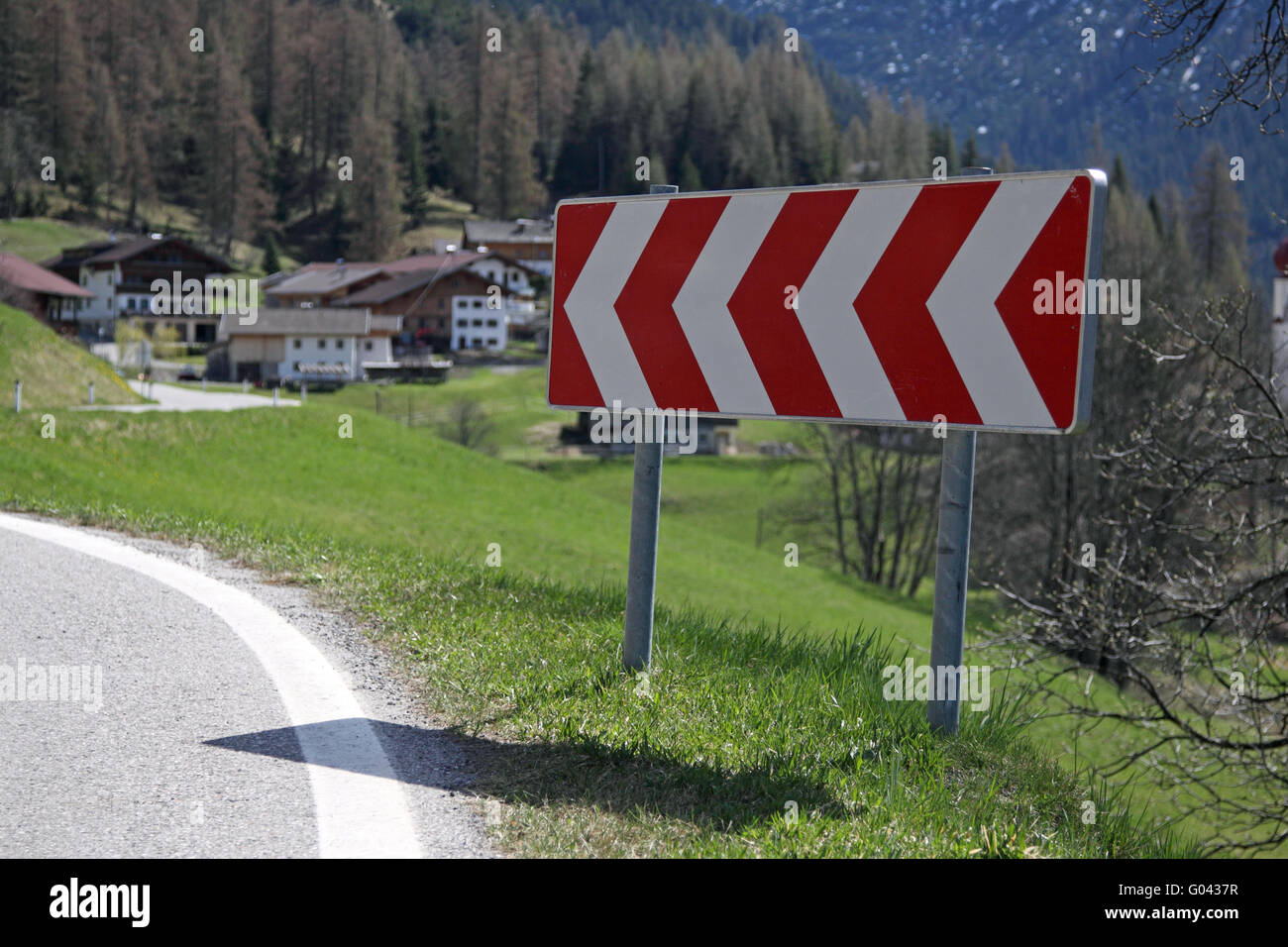 Aufmerksamkeit während der Fahrt: Osterhase mit Korb vor ein Auto  Stockfotografie - Alamy