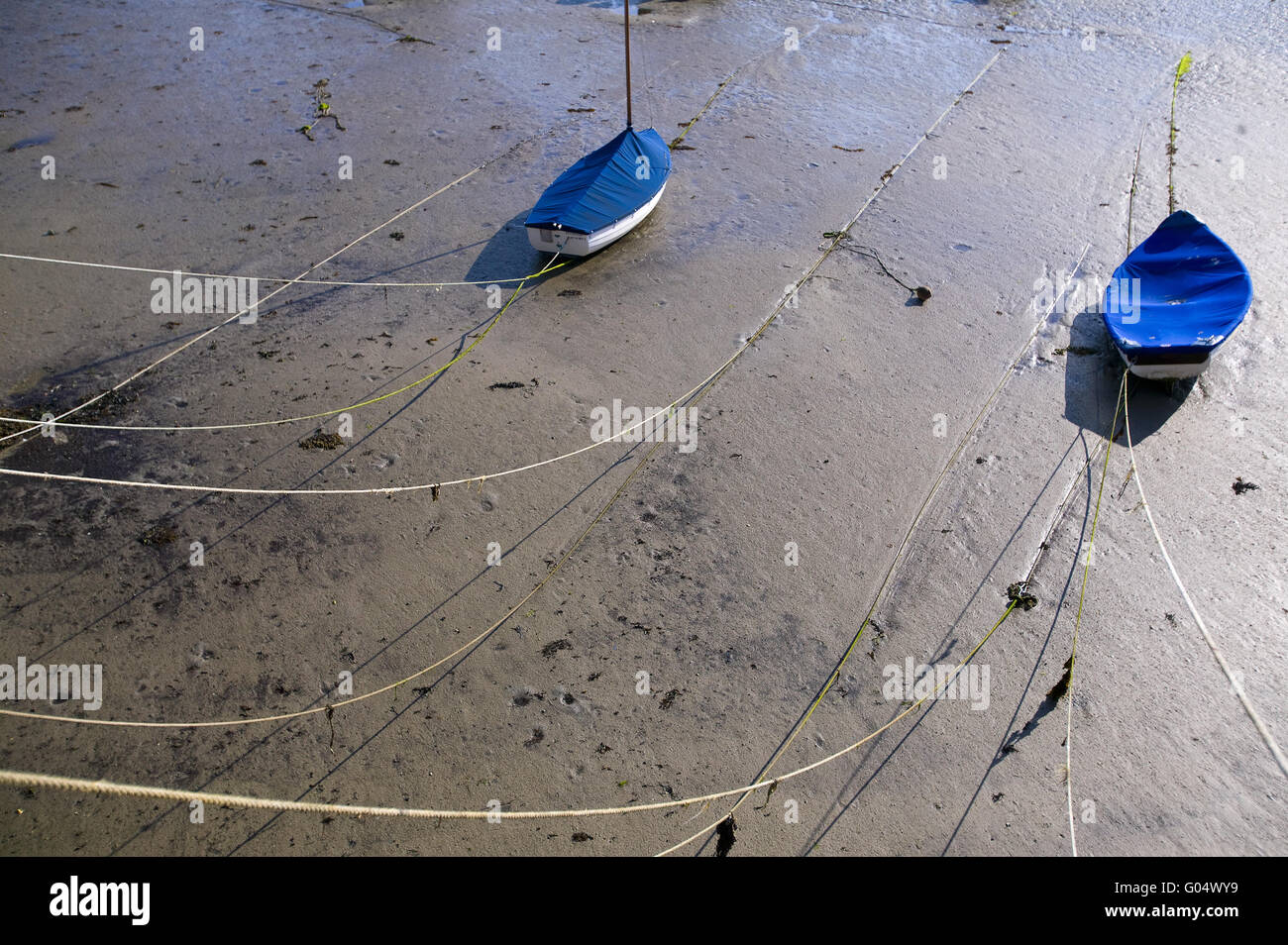 Small boats low tide hi-res stock photography and images - Alamy