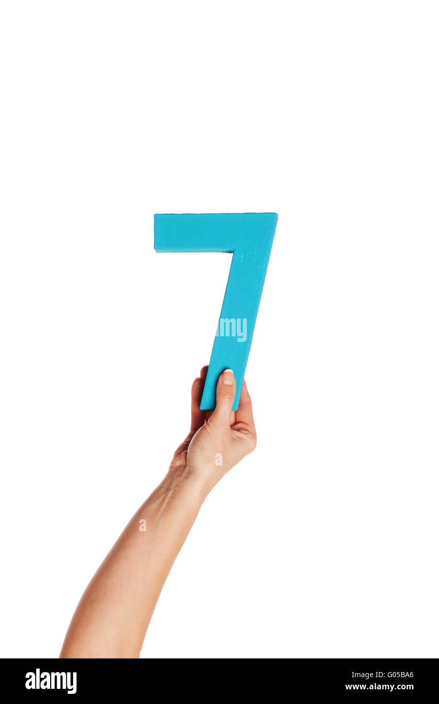 цифра 5 для мальчика. рука держит цифру 3. дети с карточками в руках. ребенок держит в руках карточку.