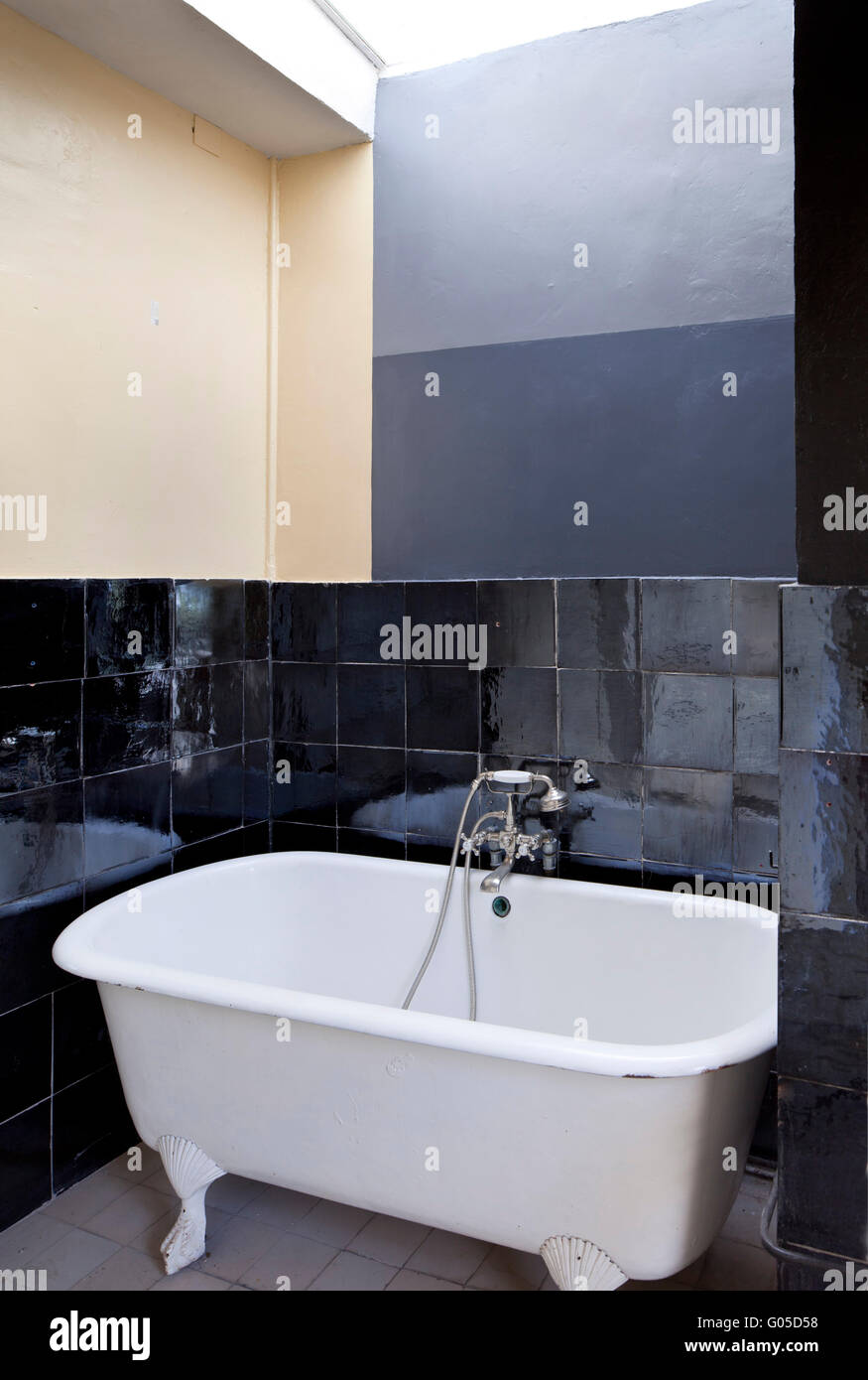Bathroom Detail With Tub And Tiles Eileen Gray S House E 1027 Roquebrune Cap Martin France Architect Eileen Gray 1929 Stock Photo Alamy Bathroom Detail With Tub And Tiles Eileen Gray S House E 1027 Roquebrune Cap Martin France Architect Eileen Gray 1929 Stock Photo Alamy