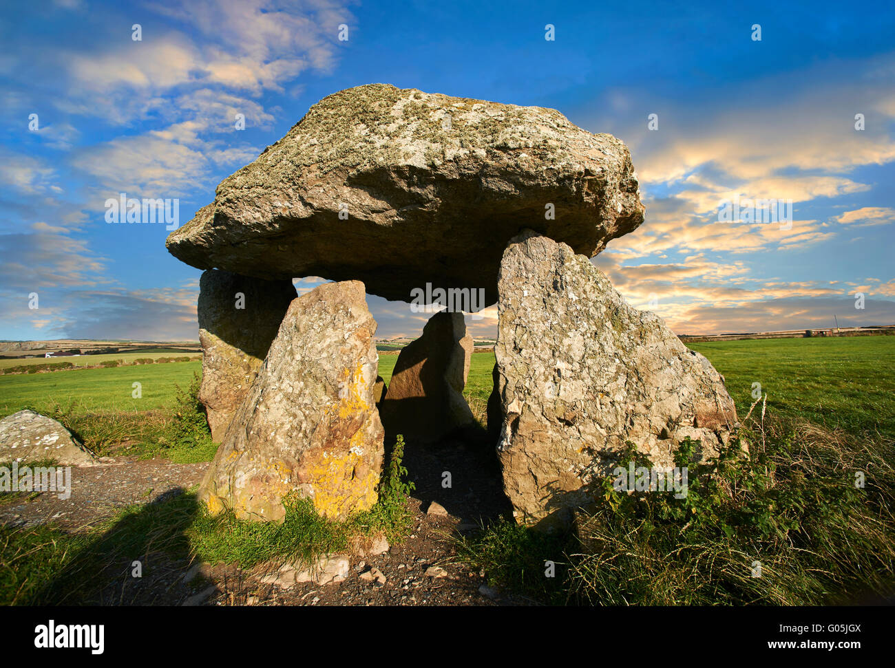 Carreg Samson or Samson’s Stone, a 5000 year old Neolithic dolmen burial chamber, near Abercastle, Pembroke, Wales Stock Photo