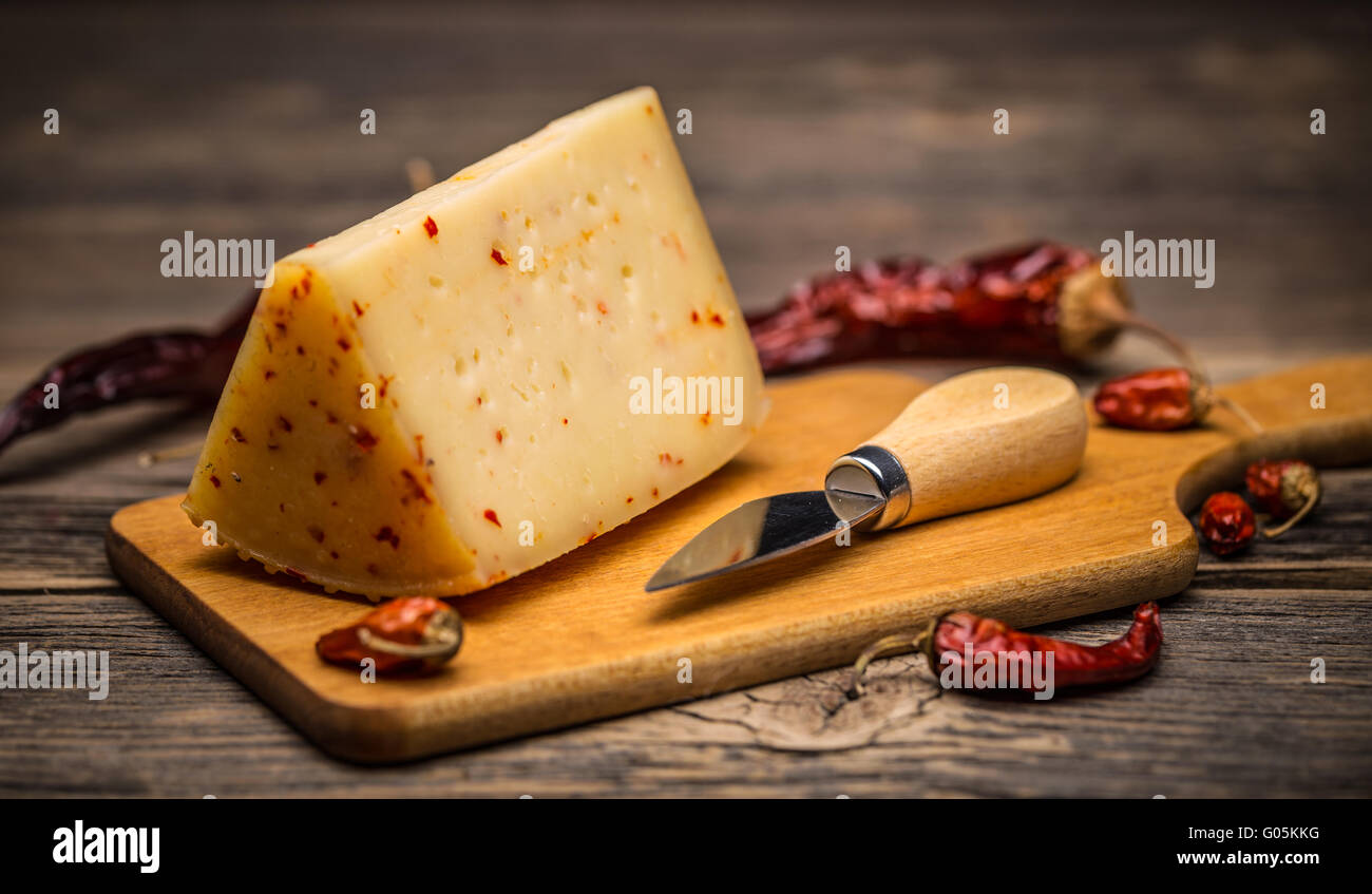 Сыр с красным перцем. Творожный сыр с перцем. Итальянский сыр. Сыр охотничий с перцем. Сыр чили.