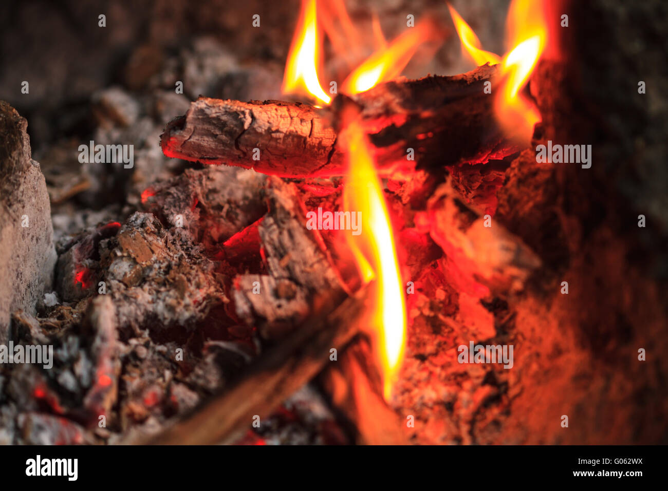 Close up of a bonfire with orange flames and firewood Stock Photo - Alamy