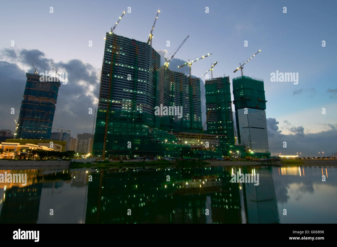 House beside lake view hi-res stock photography and images - Alamy