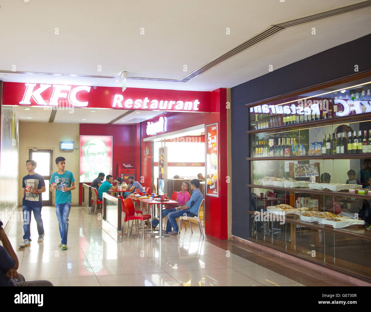 Indian chef serving food in restaurant High Resolution Stock
