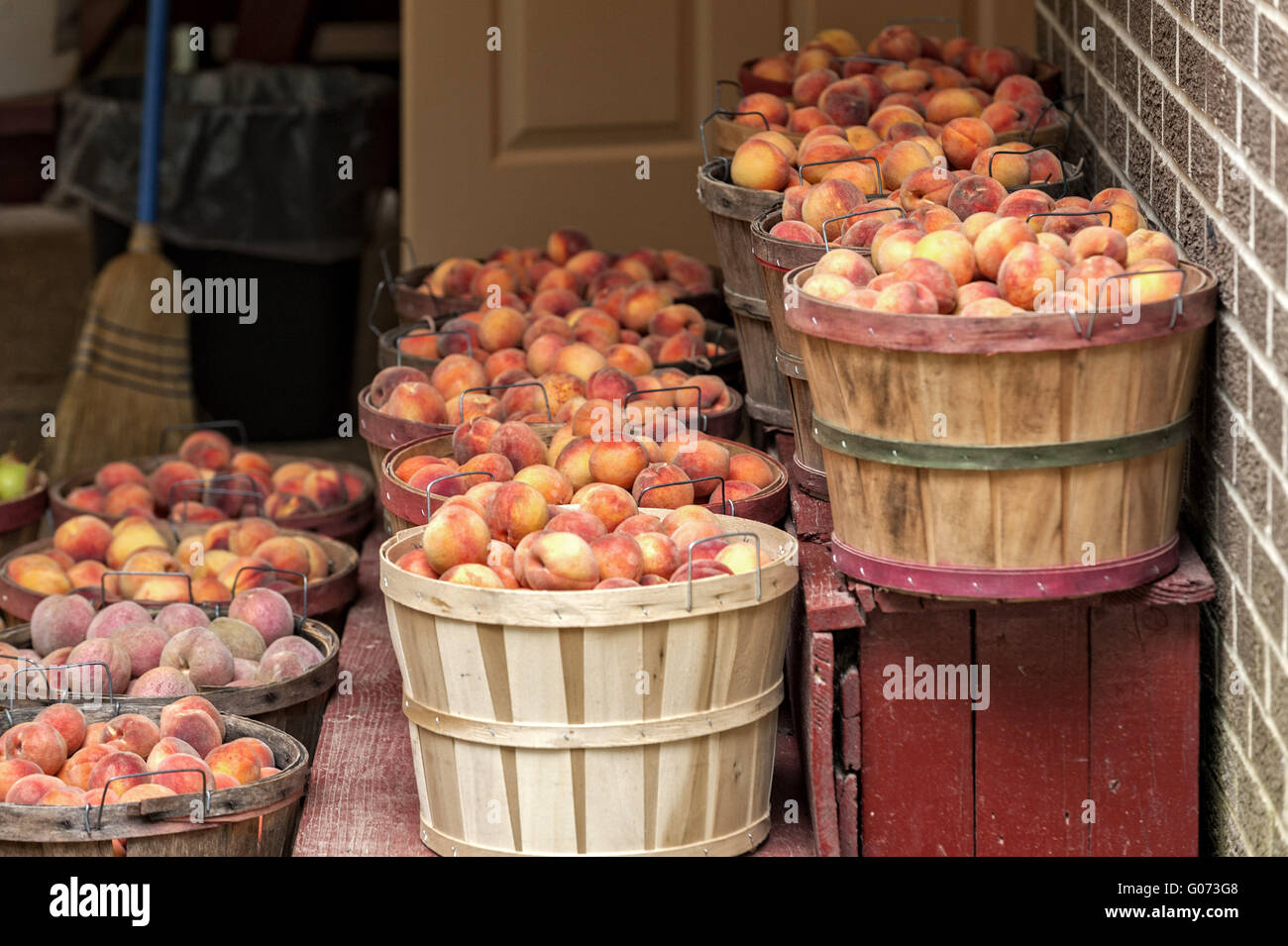 https://c8.alamy.com/comp/G073G8/vernon-alabama-usa-22nd-july-2015-bushel-baskets-of-peaches-are-on-G073G8.jpg