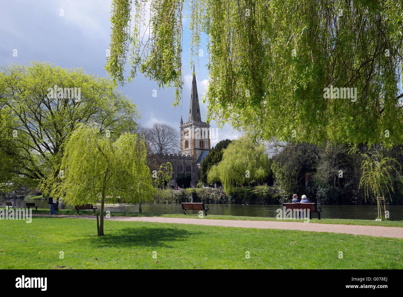 Stratford-upon-Avon, England, UK; 30th April, 2016. A lovely day to be down by the River Avon, with Holy Trinity church in the background. Credit:  Andrew Lockie/Alamy Live News Stock Photo