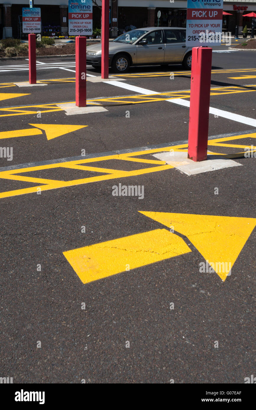 Weis Supermarket Parking Lot, Doylestown, PA, USA Stock Photo