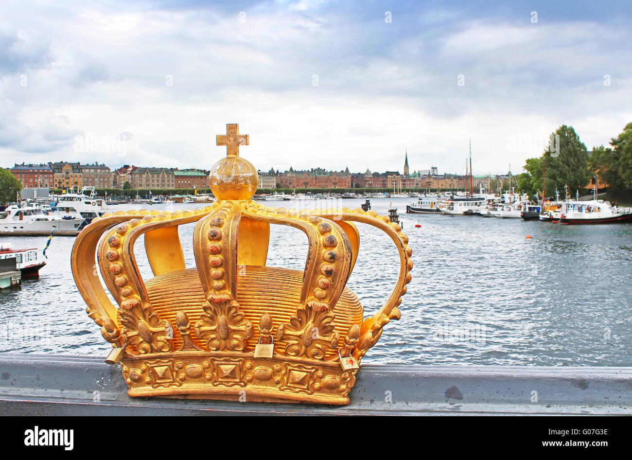 Golden abstract crown hi-res stock photography and images - Alamy