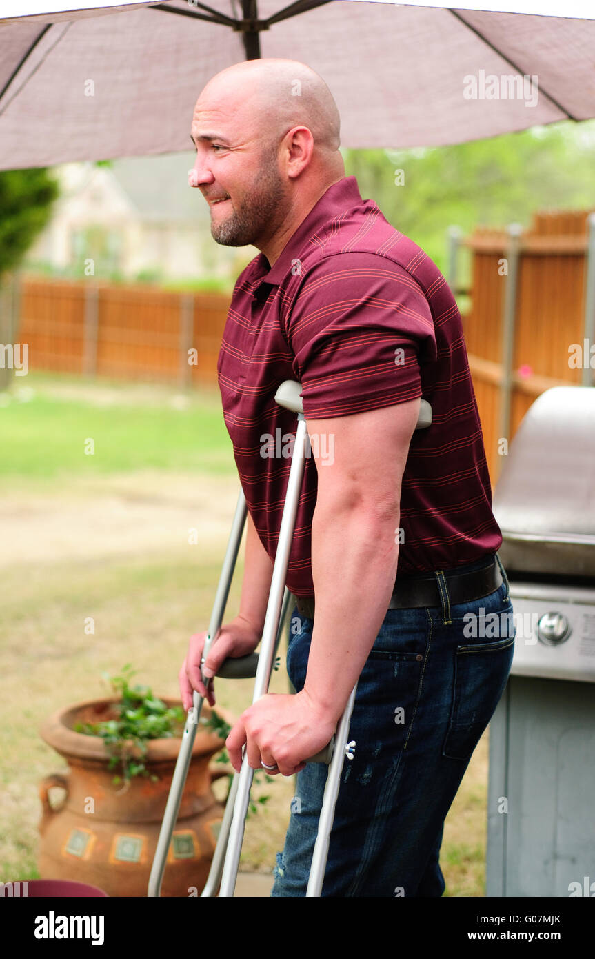 Man on crutches hires stock photography and images Alamy