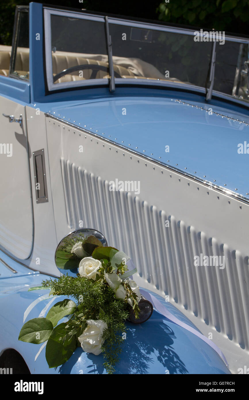 Flower bouquet on oldtimer car at a marriage Stock Photo - Alamy