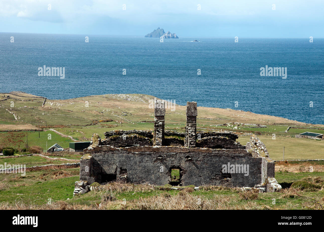 Ruined cottage with a view of the Skelligs Stock Photo