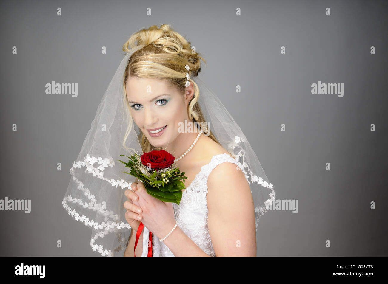 Smiling bride with bouquet Stock Photo - Alamy