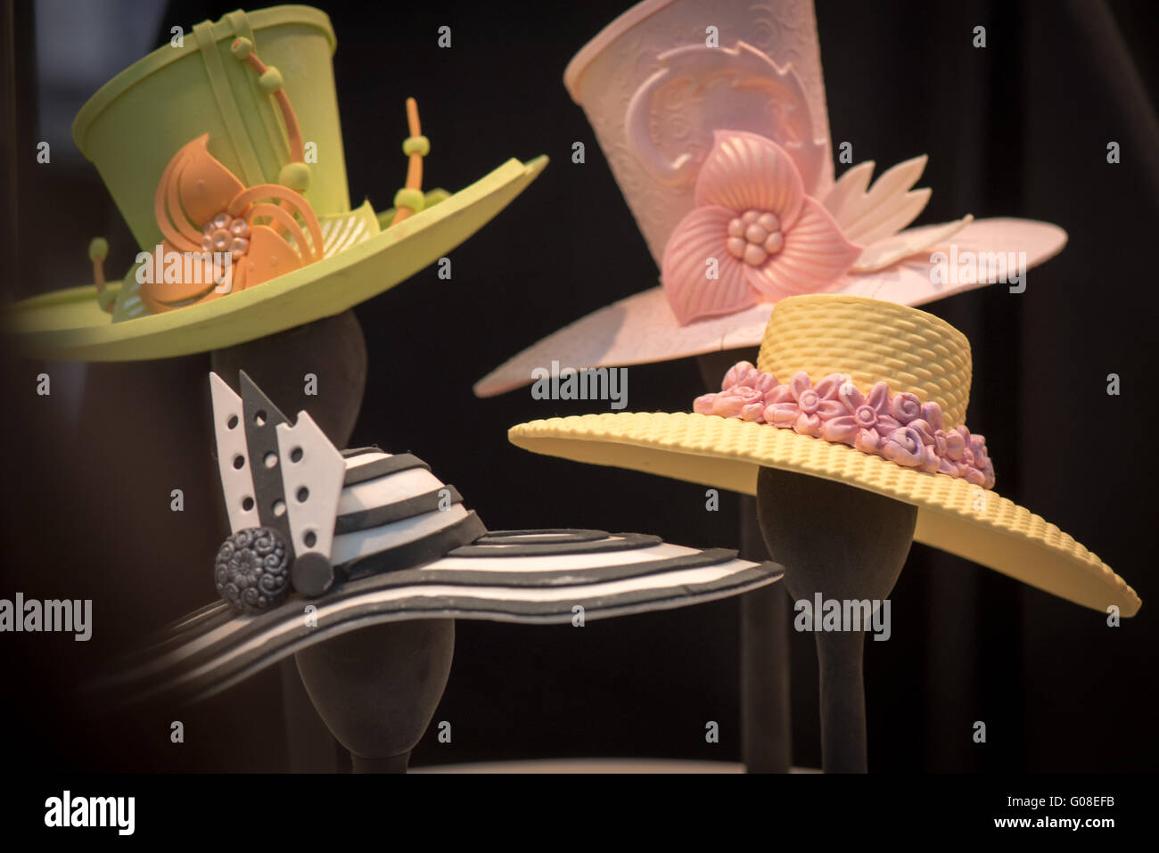 Edible cake decorations hat hats fashion at Cake International – The Sugarcraft, Cake Decorating and Baking Show in London Stock Photo