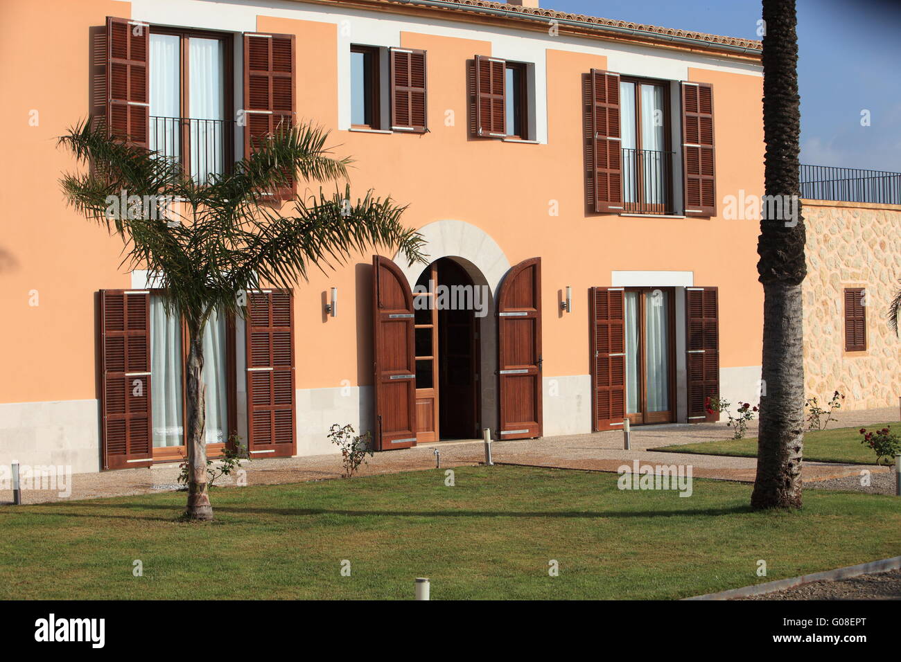 entrance-to-an-upmarket-villa-stock-photo-alamy