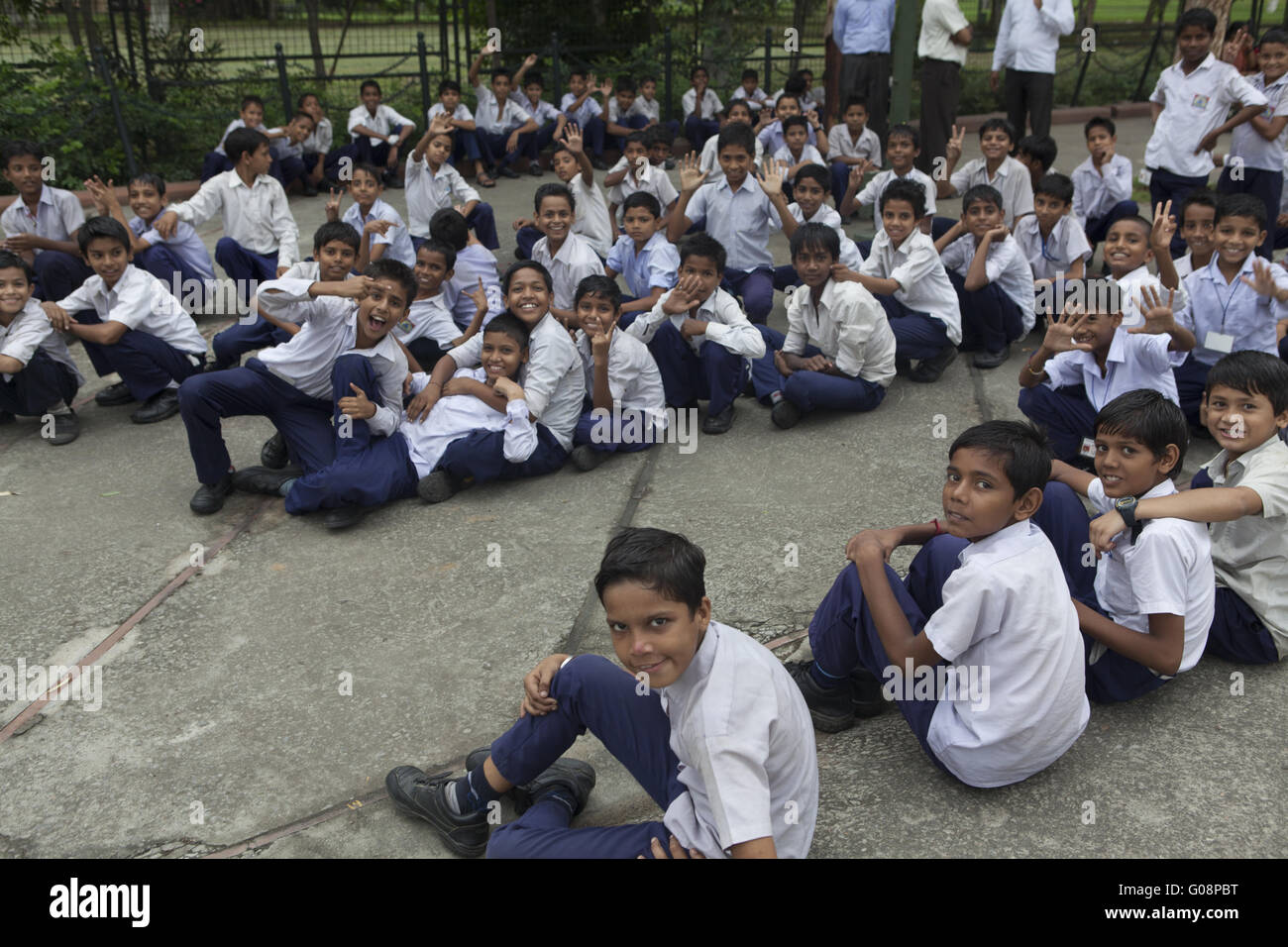 schoolboys sitting on the ground, Raj Ghat, Delhi Stock Photo