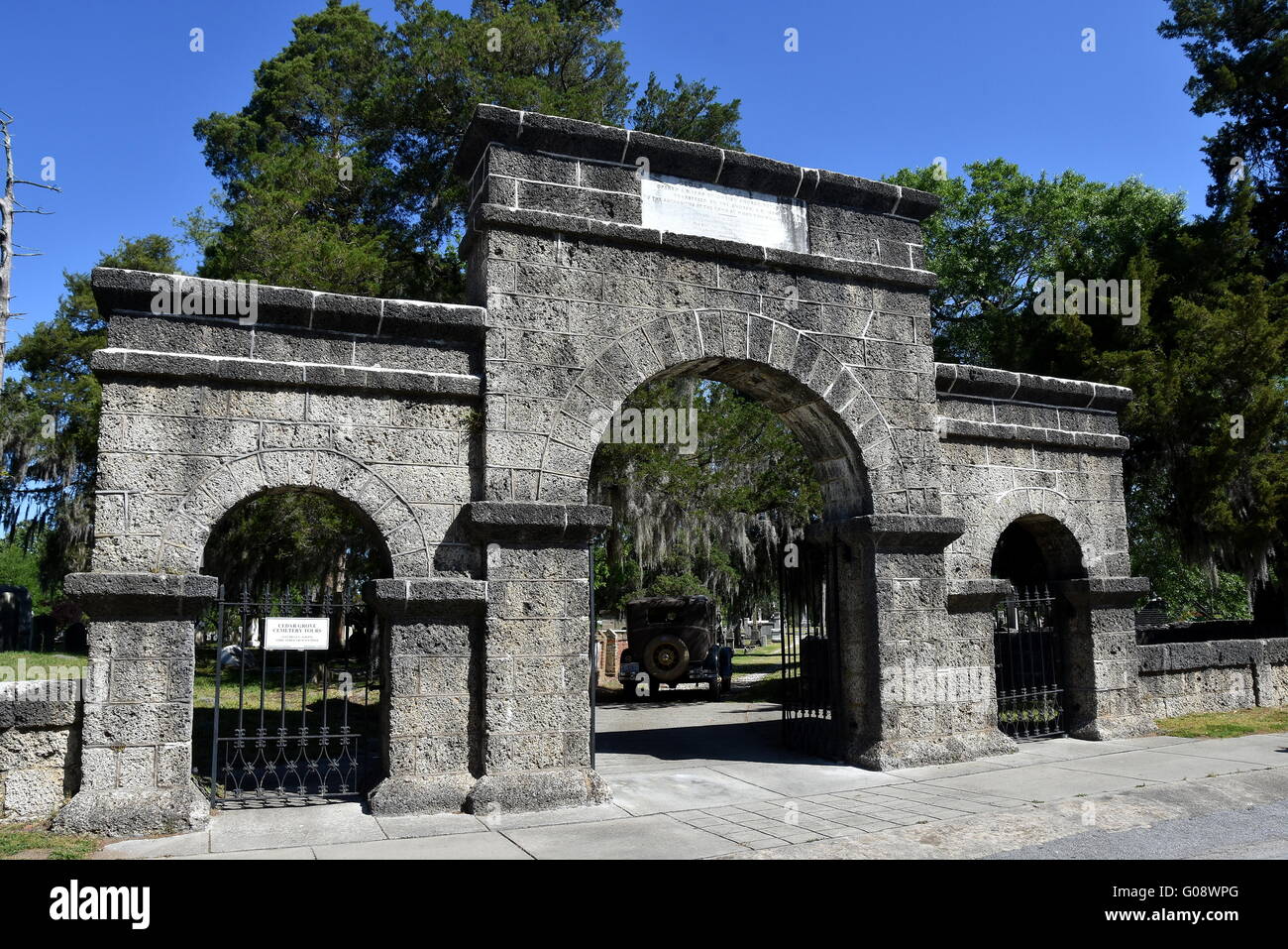 New Bern, North Carolina: Weeping Arch Gate at historic Cedar Grove Cemetery on Queen Street Stock Photo