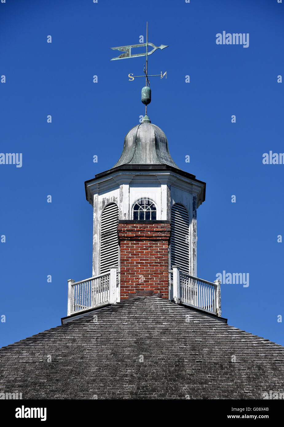 New Bern, North Carolina: Hexagonal cupola topped by a weather vane atop 1809 New Bern Old Academy Stock Photo