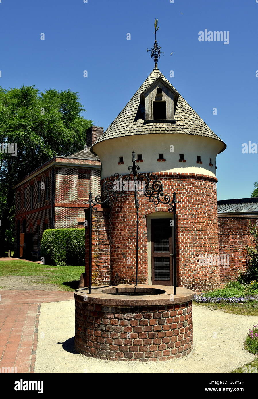 New Bern, North Carolina Drinking water well and dovecote behind the