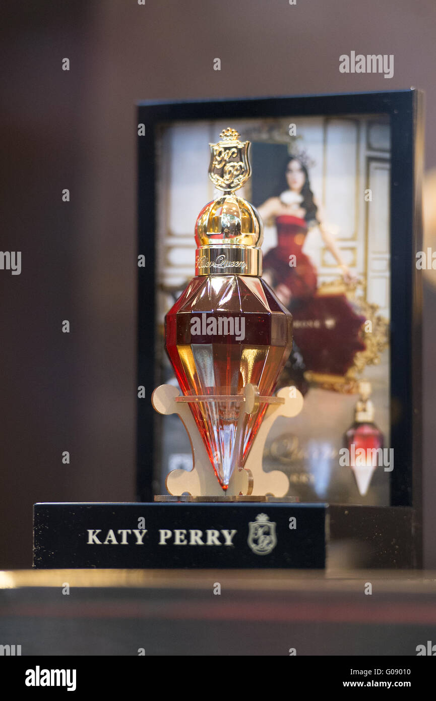 Singer launches hires stock photography and images Alamy(00)