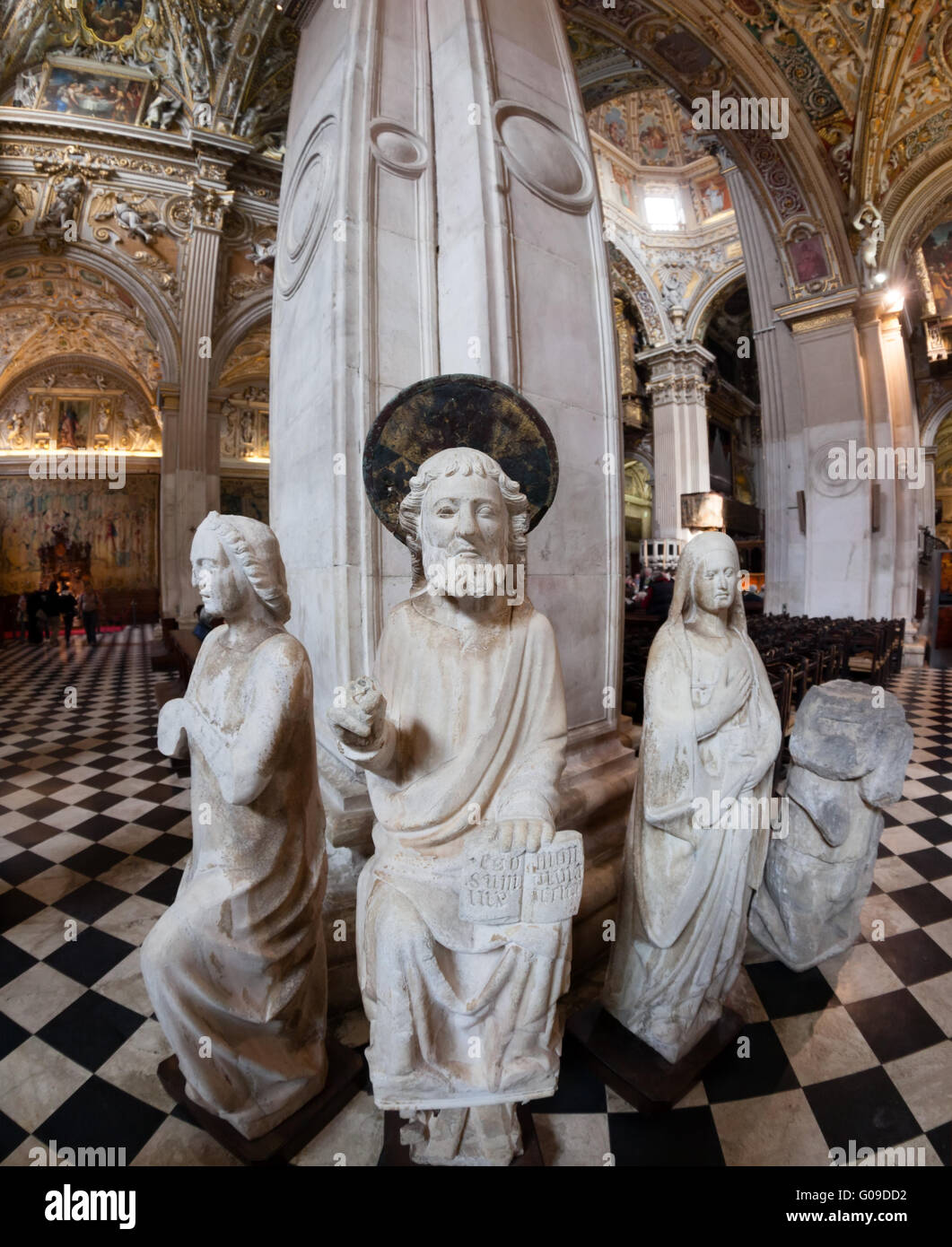 Roman catholic statues hires stock photography and images Alamy