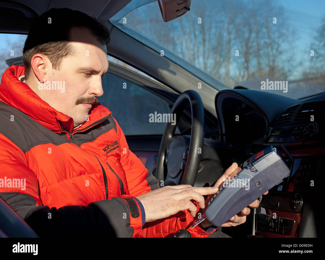 Credit card reader in taxi drivers hand in car Stock Photo Alamy