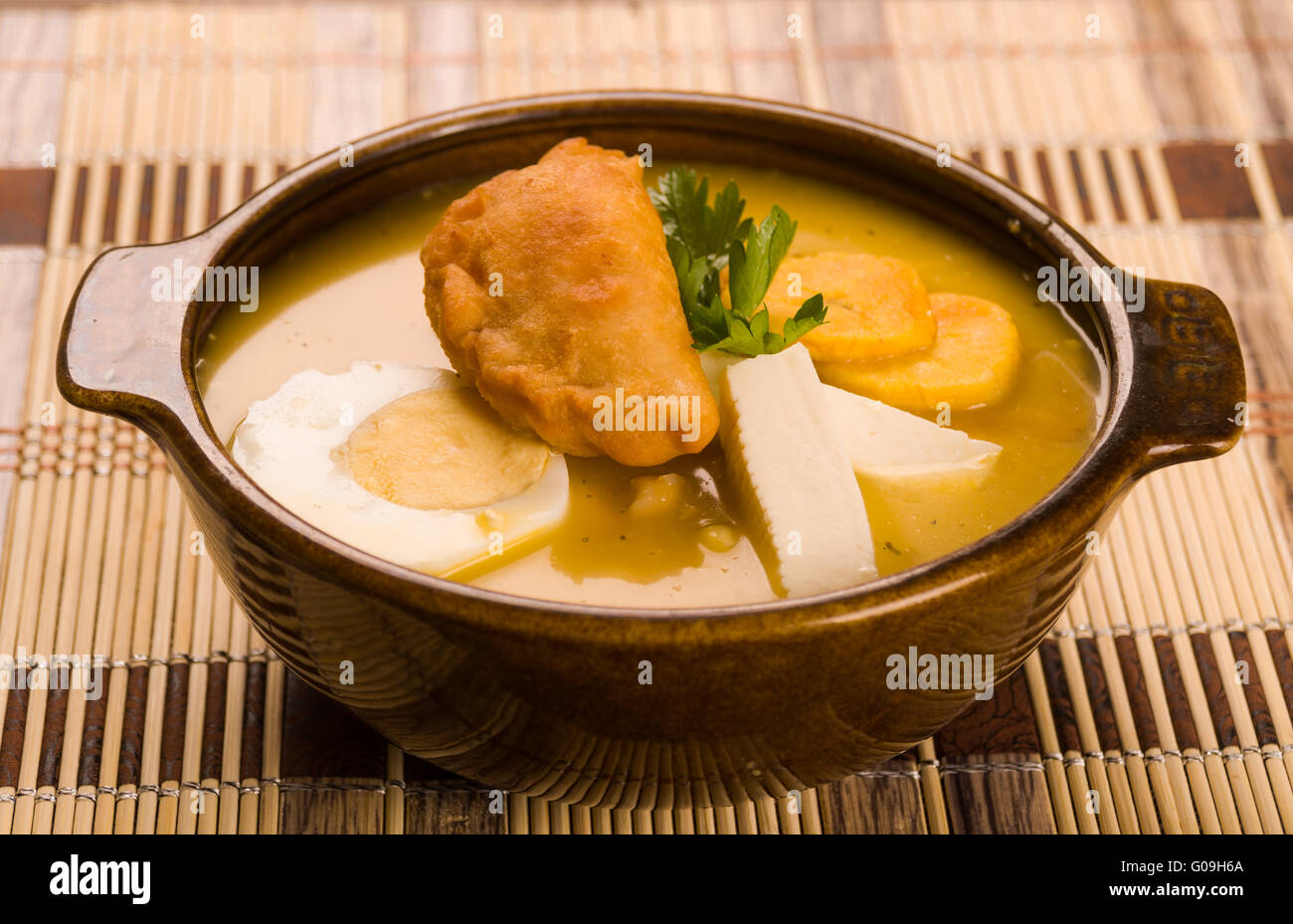 https://c8.alamy.com/comp/G09H6A/elegant-table-setting-with-full-serving-of-traditional-fanesca-soup-G09H6A.jpg