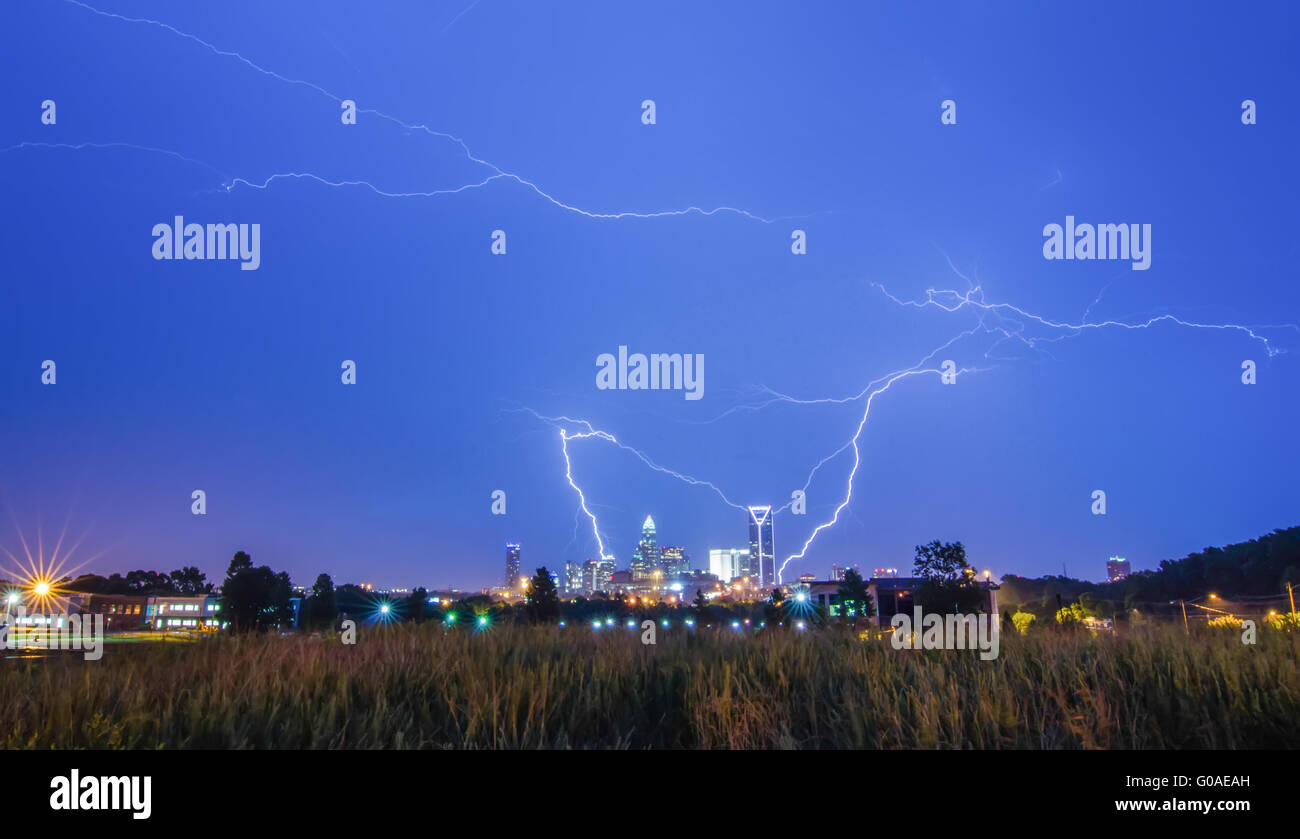 lightning thunder bolts over charlotte skyline Stock Photo Alamy