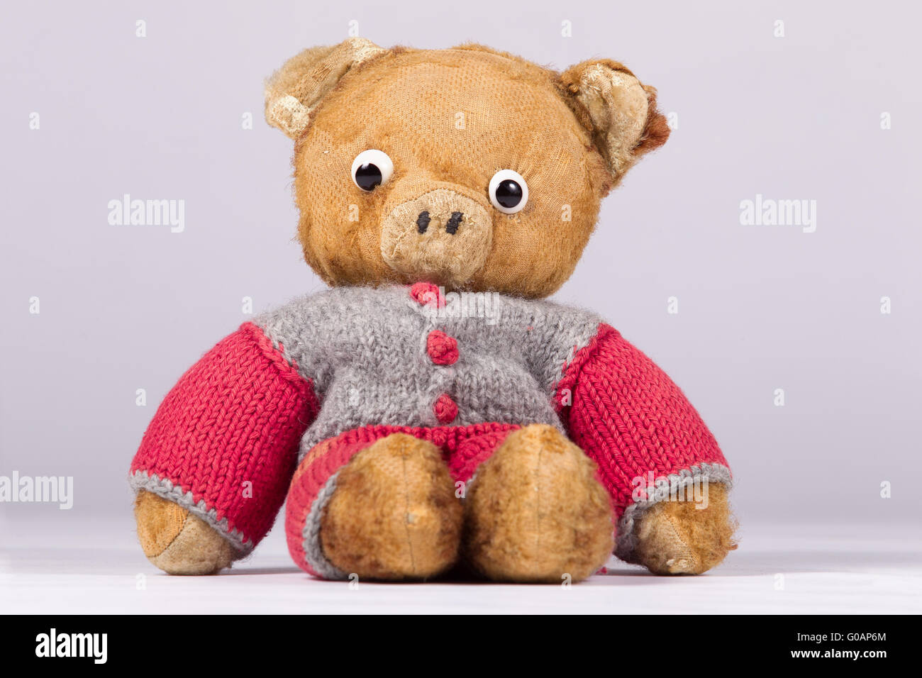 An old teddy bear Stock Photo - Alamy