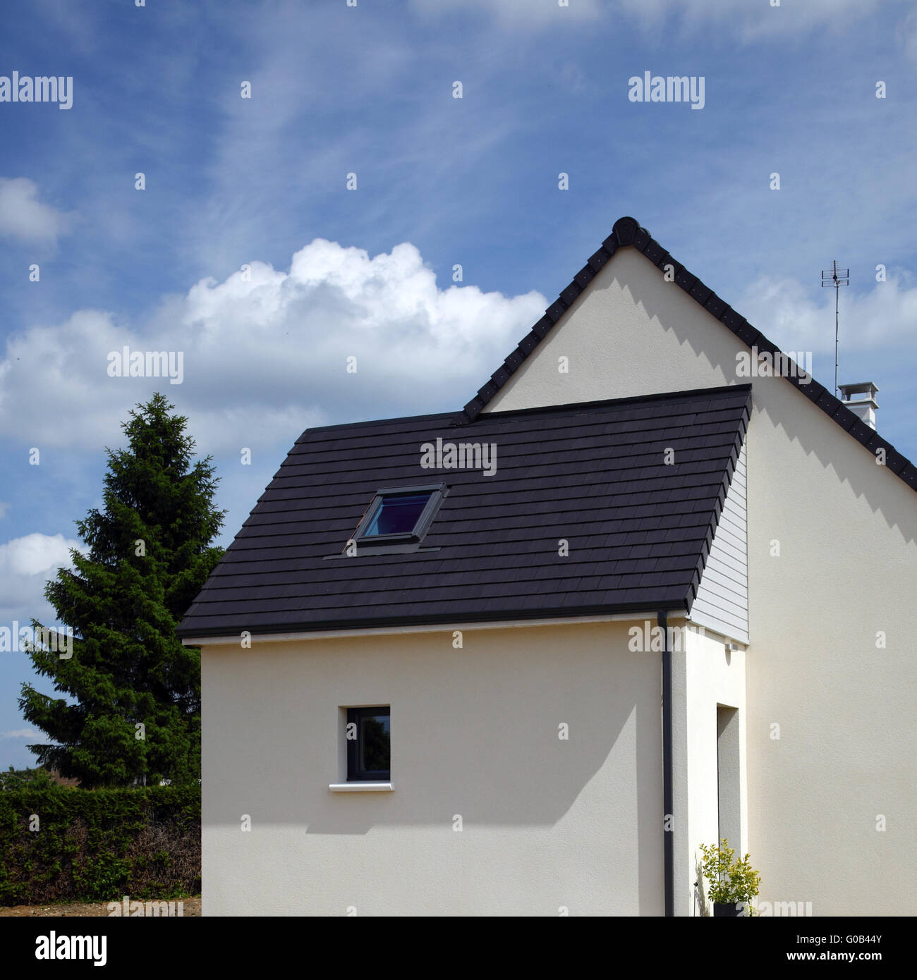 white house under blue sky Stock Photo - Alamy