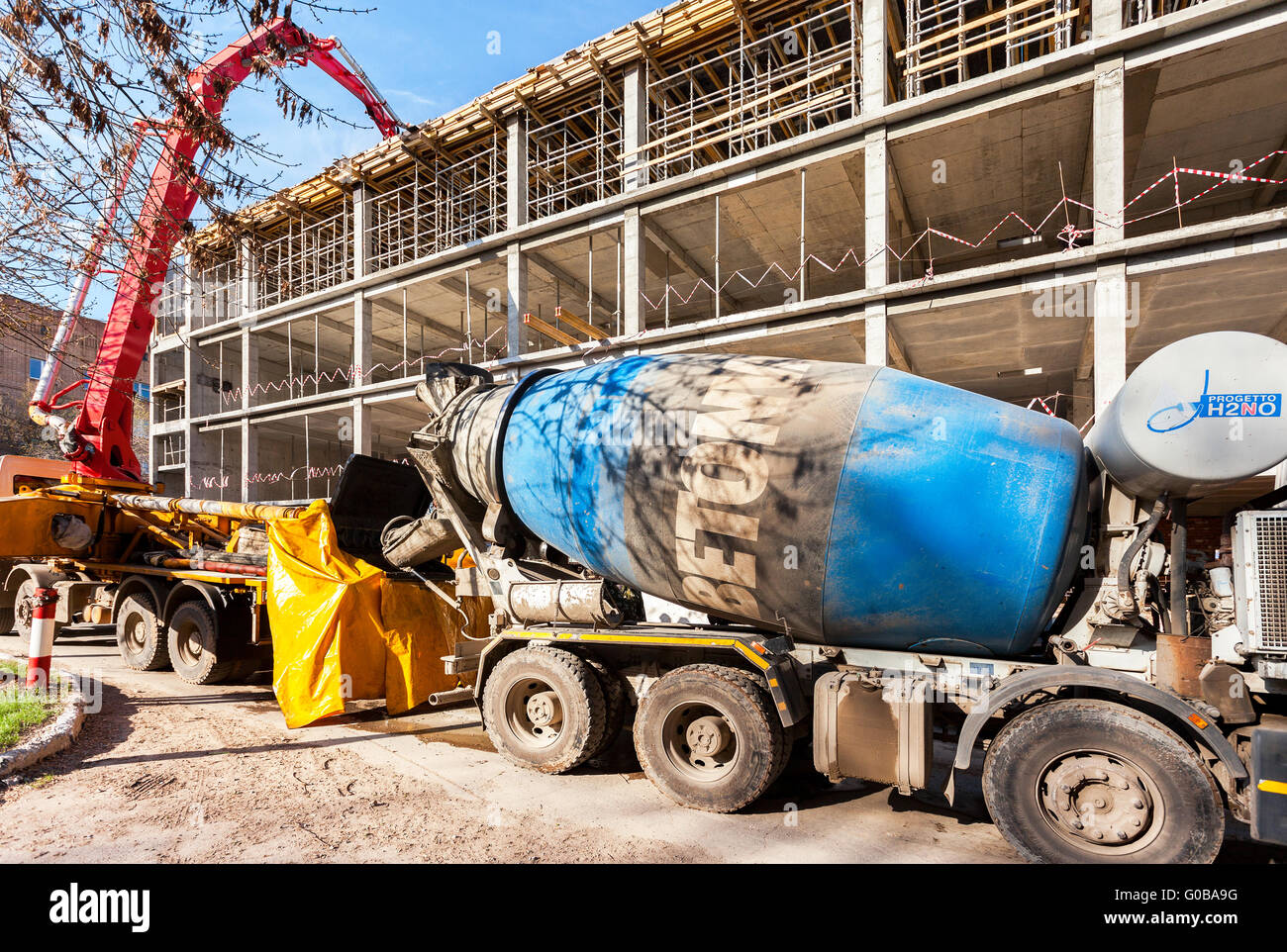 Automobile concrete pumping machine able to pump concrete in large