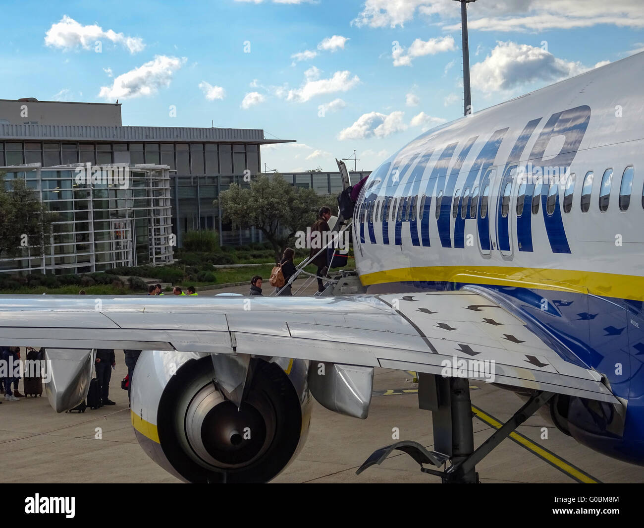 People boarding a ryanair plane Stock Photo - Alamy