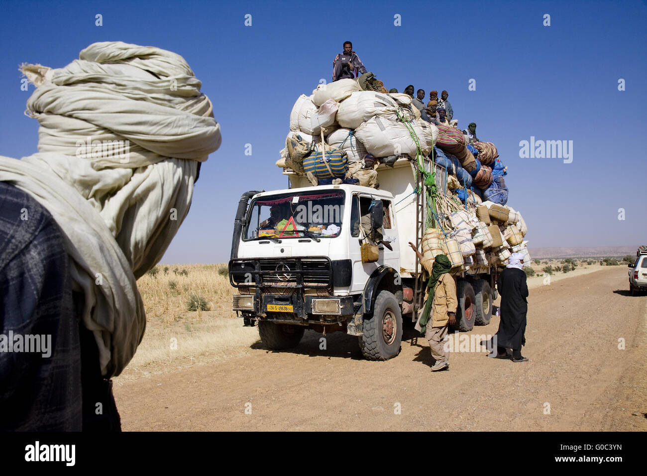 Fully loaded truck. Emigrants come back from Libya Stock Photo Alamy