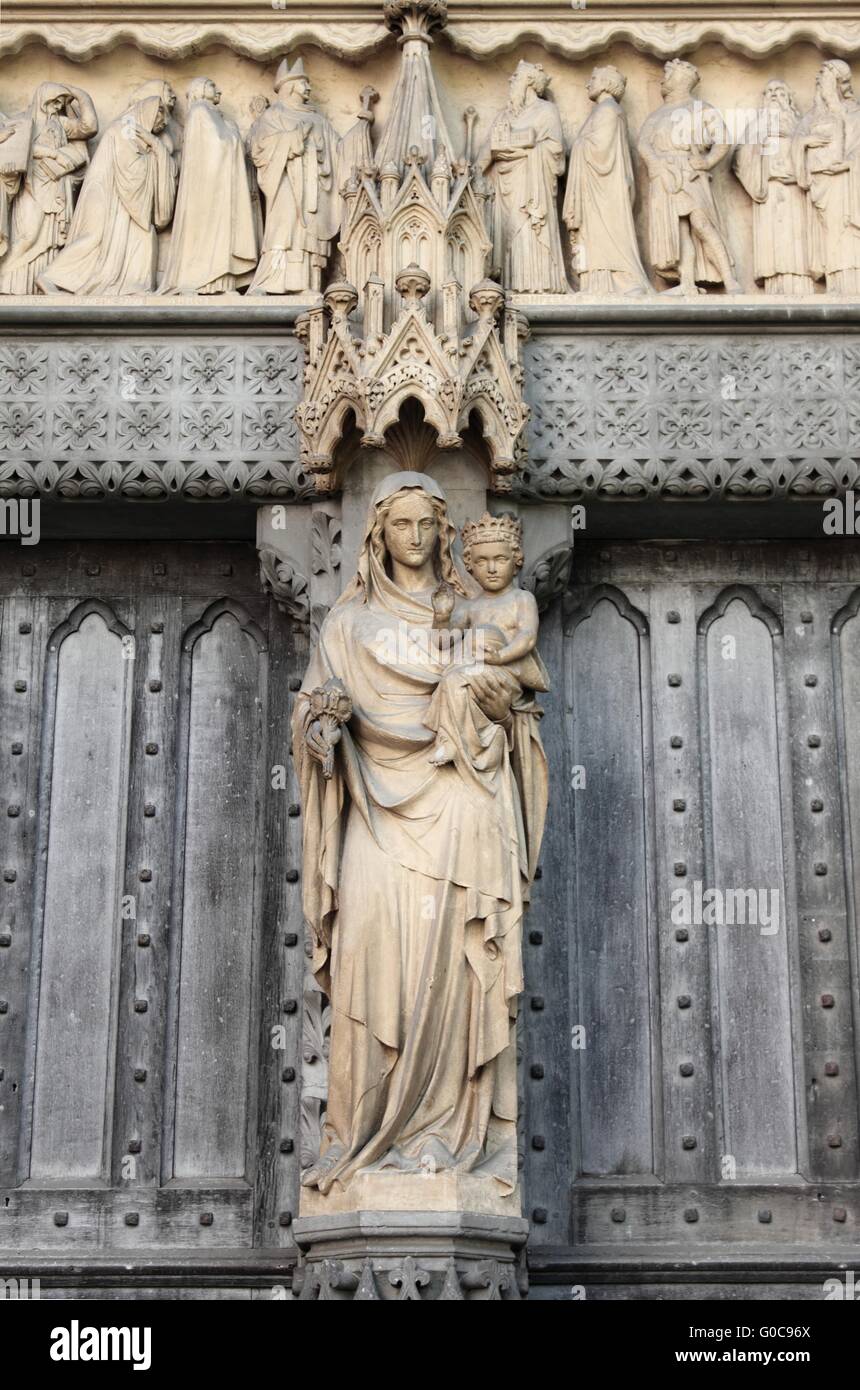 Statue of Virgin Mary with Jesus child on the facade of Westminster Abbey in London Stock Photo