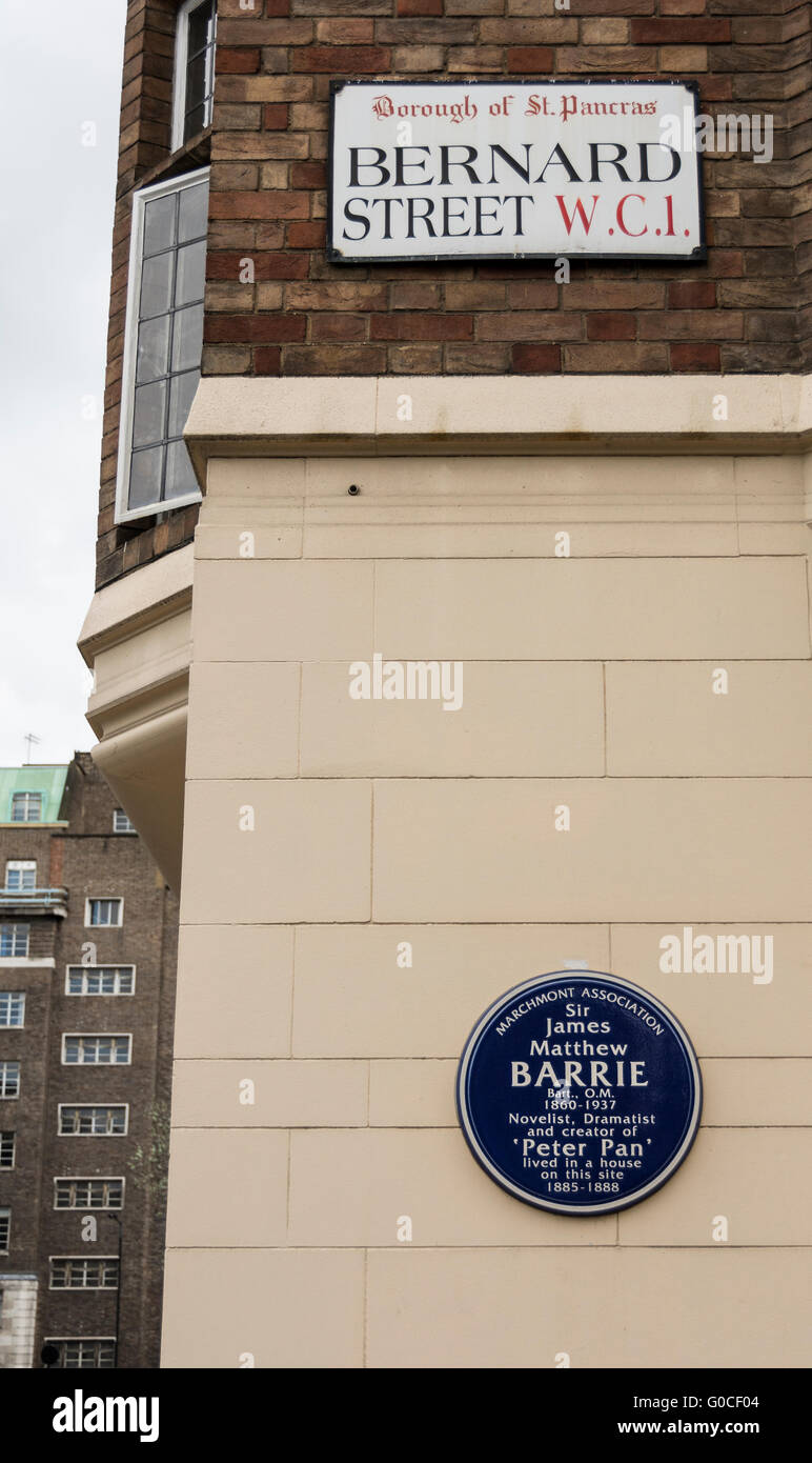 Blue plaque to Sir James Matthew Barrie, novelist and creator of Peter Pan, with Gt Ormond St Hospital in the background Stock Photo
