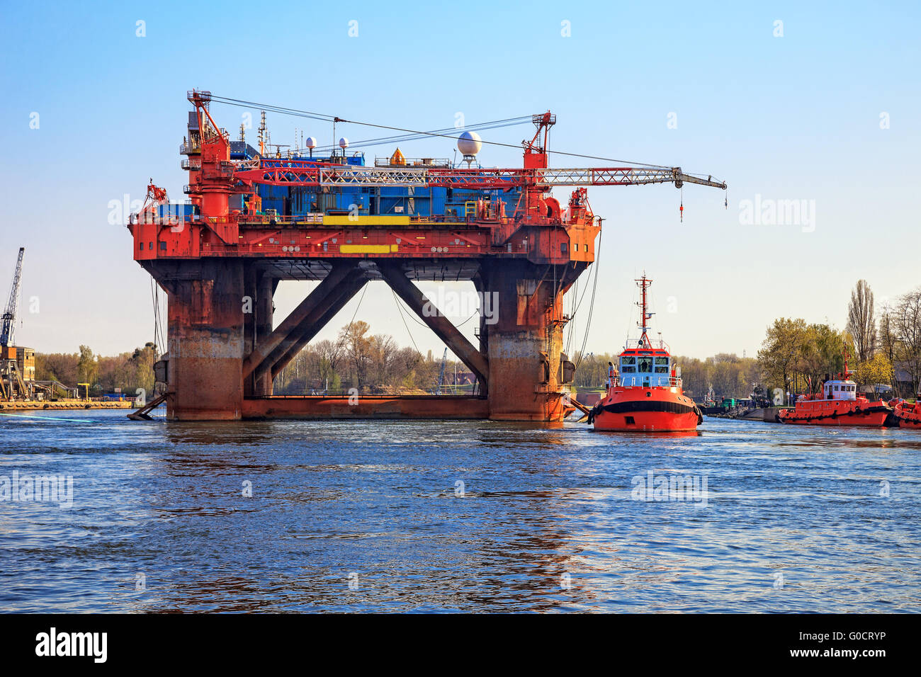 Oil rig and boats hi-res stock photography and images - Alamy