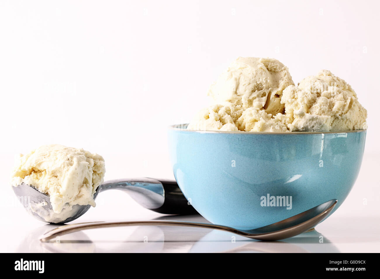 Vanilla ice cream in blue bowl Stock Photo - Alamy