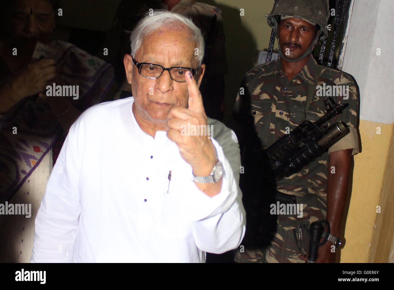 Kolkata, India. 30th Apr, 2016. EX-Cheif Minister of West Bengal Budhadeb Bhattacharya comes out after casting his vote showing ink mark sign at Patha Bhavan (Jr.) school. The fifth phase of polling in West Bengal took place on Saturday across 53 constituencies spread pver three district. Poling take place in tight security and 90,000 central and state police forces was deployed and 144 CrPC was in force in all polling constituencies. © Saikat Paul/Pacific Press/Alamy Live News Stock Photo