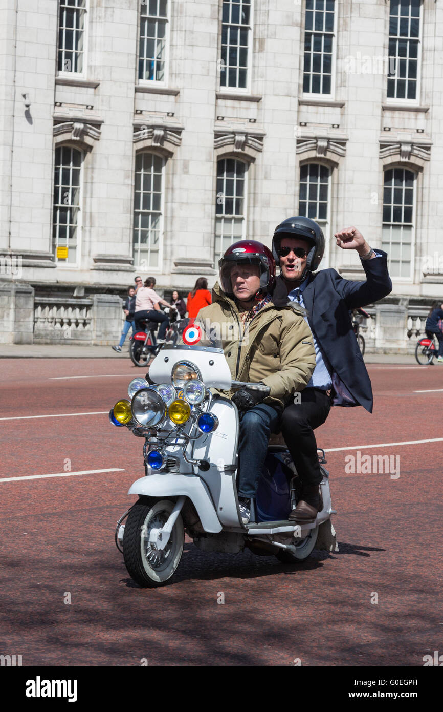London, UK. 1 May 2016. Scooterists on The Mall. Hundreds of scooterists take part in the annual Buckingham Palace Scooter Run in Central London. © Vibrant Pictures/Alamy Stock Photo