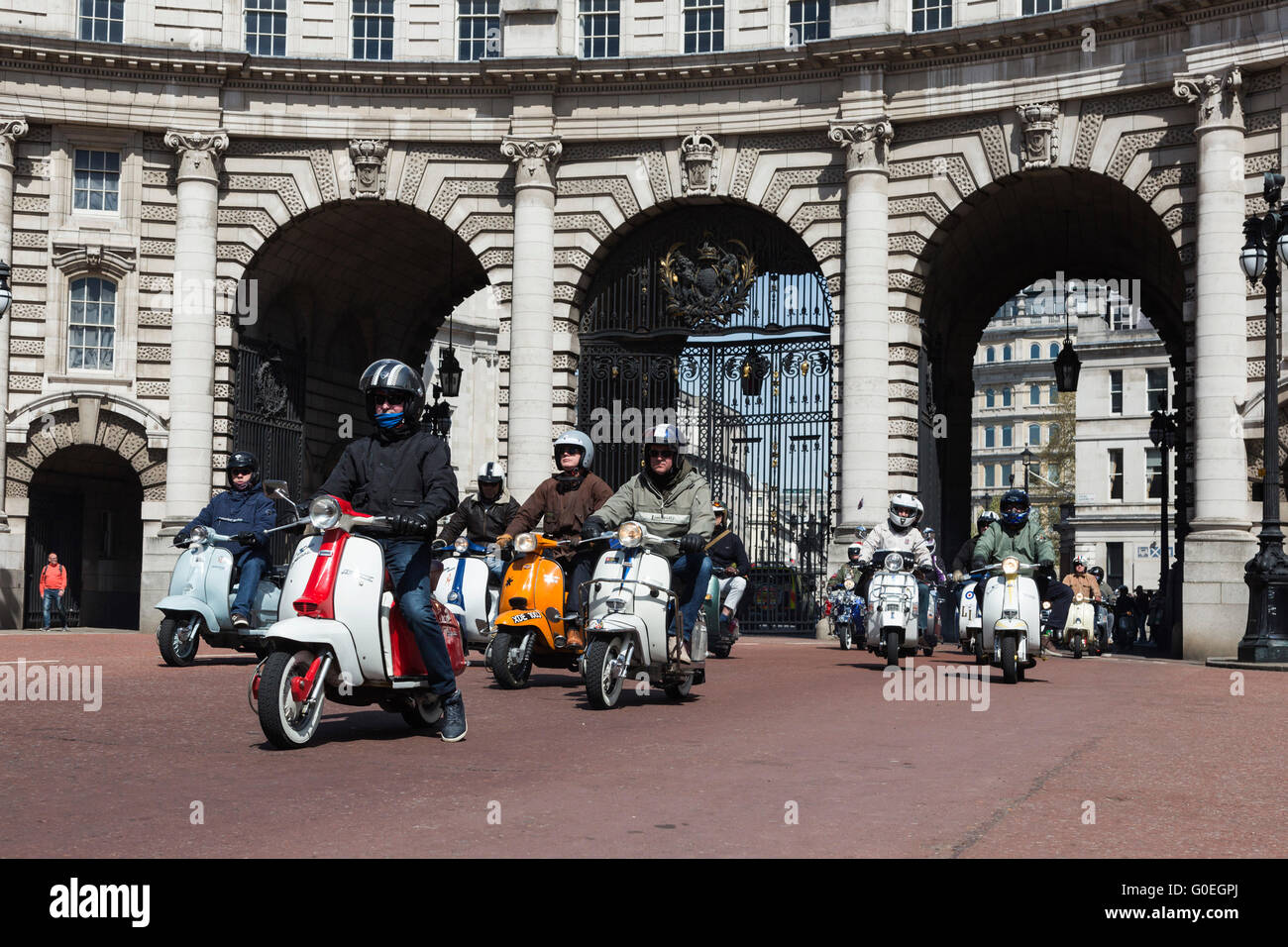 London, UK. 1 May 2016. Scooterists on The Mall. Hundreds of scooterists take part in the annual Buckingham Palace Scooter Run in Central London. © Vibrant Pictures/Alamy Stock Photo