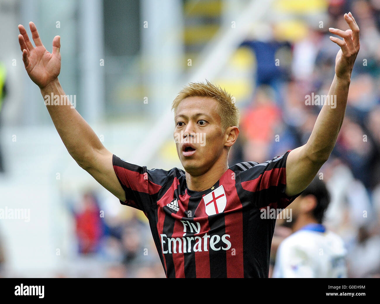 Milan, Italy. 1 may, 2016: Keisuke Honda gestures during the Serie A football match between AC Milan and Frosinone Calcio Credit:  Nicolò Campo/Alamy Live News Stock Photo